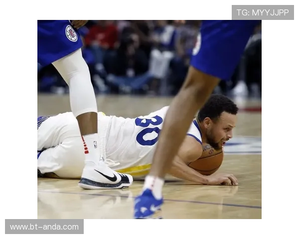 凯尔凯兹倒地护球精彩瞬间再现 凯尔凯兹倒地护球精彩瞬间再现